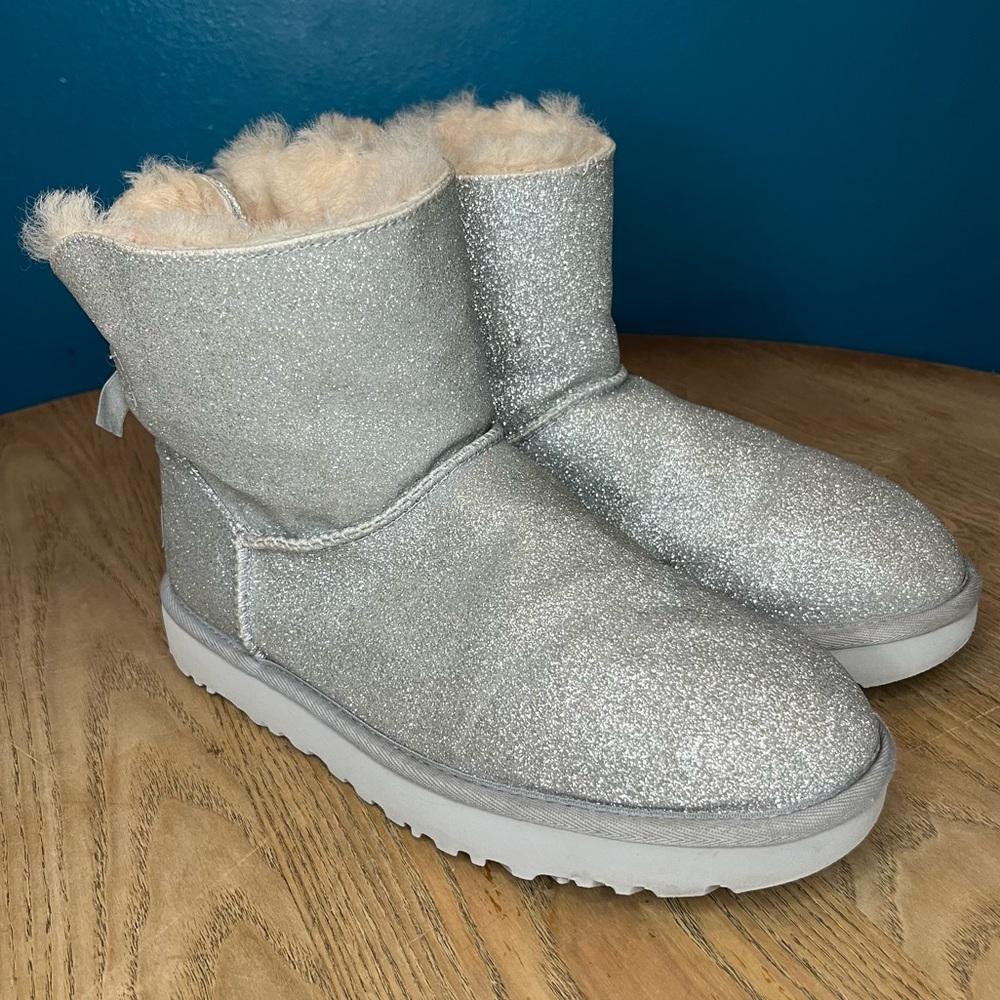 UGG Mini Bailey Bow Sparkle Booties Fur Lined Boots Silver Glitter Women’s 8
